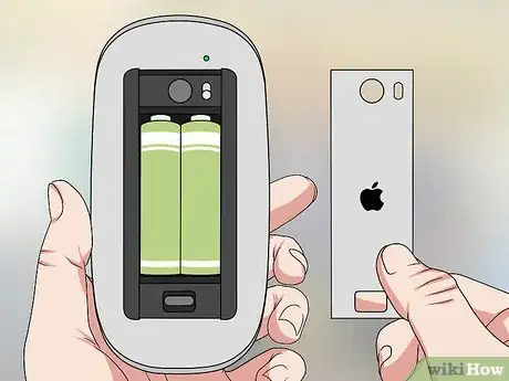 Imagen titulada Replace Batteries on an Apple Magic Mouse Step 4