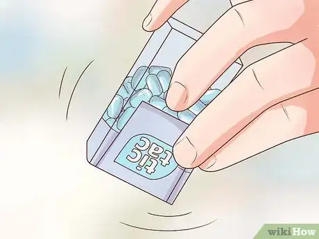 Imagen titulada Eat a Tic Tac Step 3