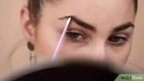 Imagen titulada Shape Your Eyebrows with a Razor Step 7
