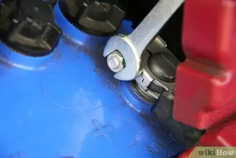 Imagen titulada Remove Car Battery Terminals Step 6
