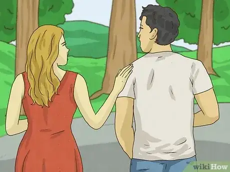 Imagen titulada Tell if a Girl Wants to Hold Hands Step 3