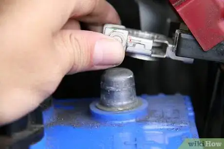 Imagen titulada Remove Car Battery Terminals Step 7