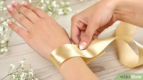 Imagen titulada Make a Wrist Corsage Step 12