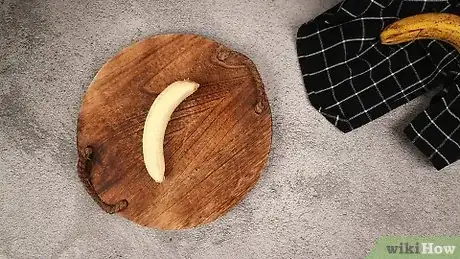 Imagen titulada Peel a Plantain Step 12