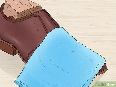 Imagen titulada Get Wrinkles Out of Shoes Step 5
