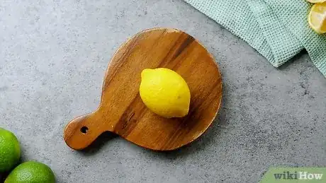 Imagen titulada Use a Citrus Squeezer Step 2