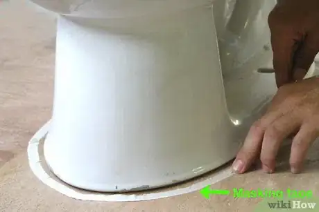 Imagen titulada Caulk Around a Toilet Step 3