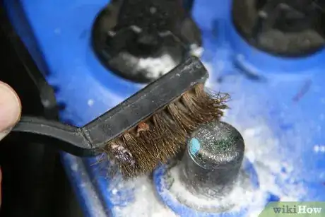 Imagen titulada Remove Car Battery Terminals Step 9