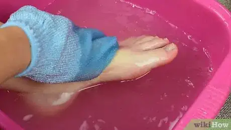 Imagen titulada Do a Pedicure Step 7