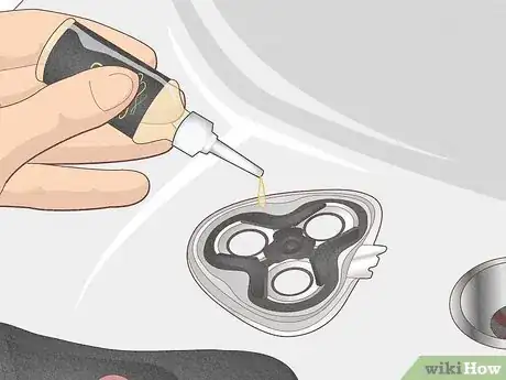 Imagen titulada Apply Oil to an Electric Shaver Step 1