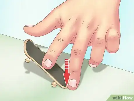 Imagen titulada Kickflip on a Tech Deck Step 3