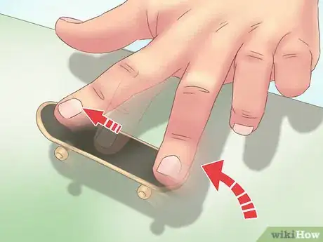 Imagen titulada Kickflip on a Tech Deck Step 5
