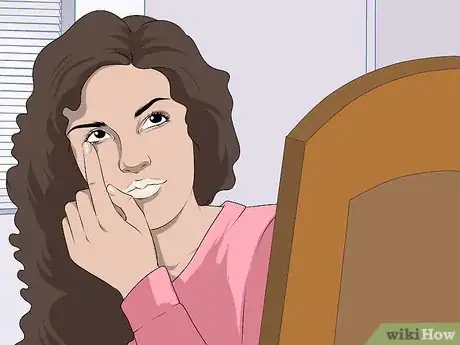 Imagen titulada Not Be Afraid of Contact Lenses Step 5