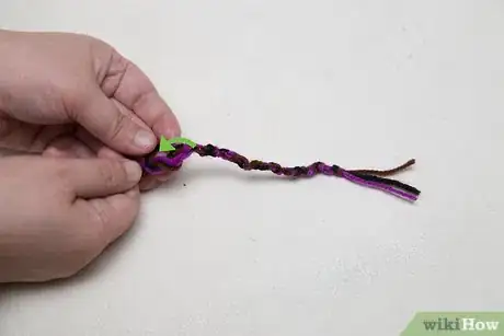 Imagen titulada Make Bracelets out of Thread Step 8