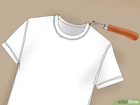 Imagen titulada Cut a T Shirt Into a V Neck Step 5