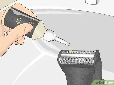 Imagen titulada Apply Oil to an Electric Shaver Step 2