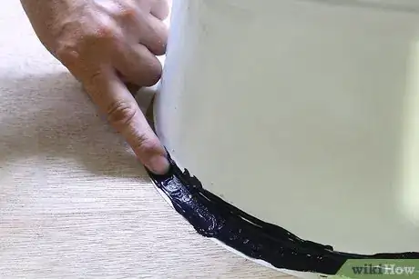 Imagen titulada Caulk Around a Toilet Step 7