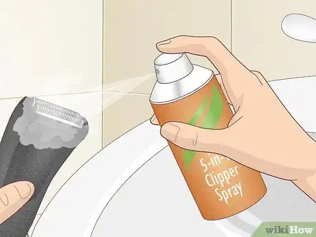 Imagen titulada Apply Oil to an Electric Shaver Step 5