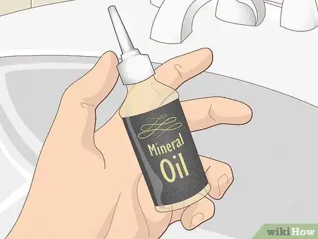 Imagen titulada Apply Oil to an Electric Shaver Step 4