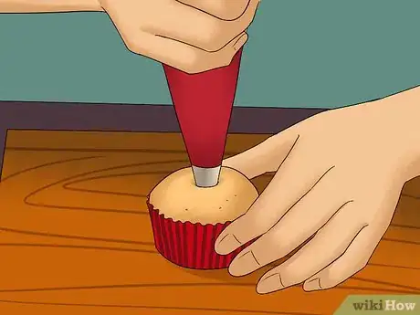 Imagen titulada Add Filling to a Cupcake Step 5