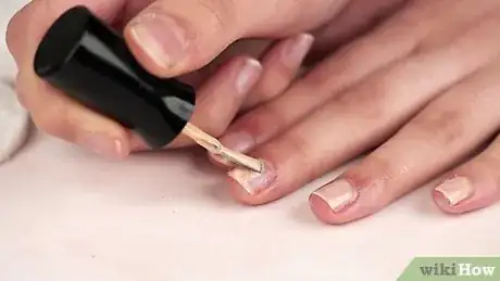Imagen titulada Buff Your Nails Step 11