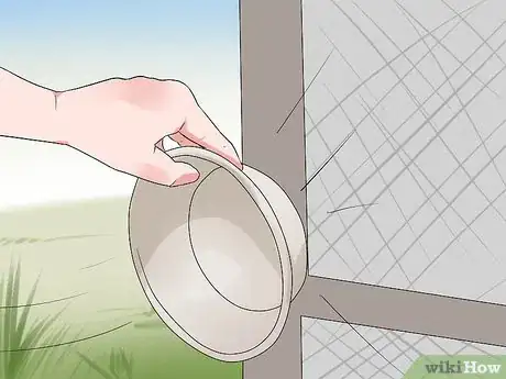Imagen titulada Train Chickens to Return to Their Coop Step 5
