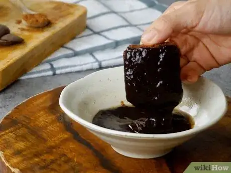 Imagen titulada Make Chocolate Covered Brownie Bites Step 11