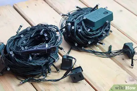 Imagen titulada String Christmas Tree Lights Step 1