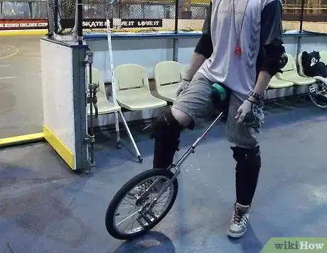 Imagen titulada Mount a Unicycle Step 4