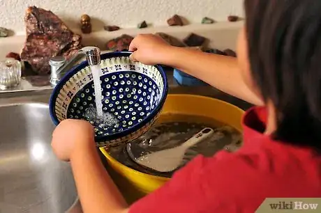 Imagen titulada Teach Your Child to Wash Dishes Step 3