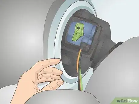 Imagen titulada Open Gas Tank Step 8