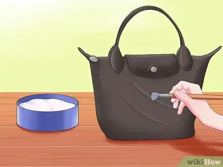 Imagen titulada Wash a Longchamp Bag Step 1
