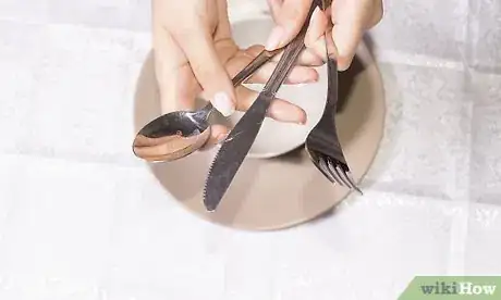 Imagen titulada Arrange a Place Setting for a Formal Dinner Step 4