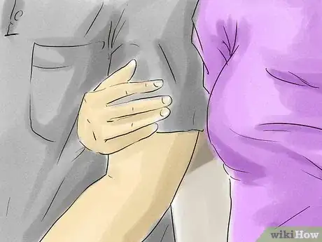 Imagen titulada Get Your Boyfriend to Hold Hands with You Again Step 5