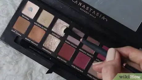 Imagen titulada Apply Eyeshadow (for Beginners) Step 19