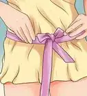 transformar una camiseta grande en un minivestido sensual