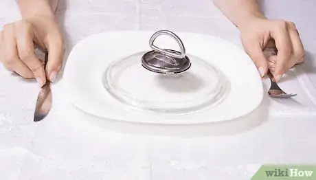 Imagen titulada Arrange a Place Setting for a Formal Dinner Step 8