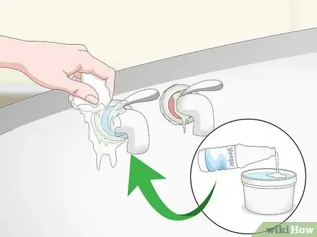 Imagen titulada Clean an Enamel Bathtub Step 5