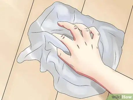 Imagen titulada Remove Paint from Wooden Objects and Refinish Them Step 18