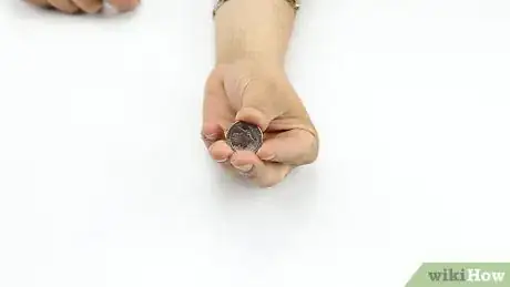 Imagen titulada Do a Basic Sleight of Hand Magic Trick Step 1