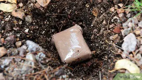 Imagen titulada Bury Valuables to Keep Them Safe Step 3