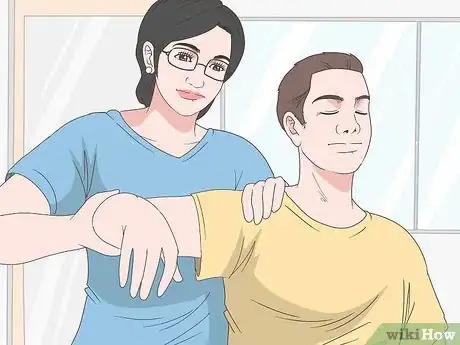 Imagen titulada Treat a Sore Shoulder Step 9