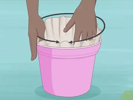 Imagen titulada Make Pot Liners for Plants Step 2