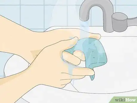 Imagen titulada Pop a Pimple Step 17