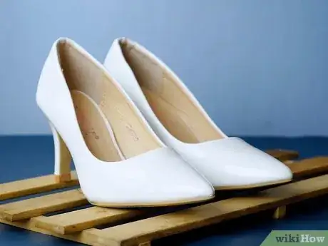 Imagen titulada Make Glitter Shoes Step 1