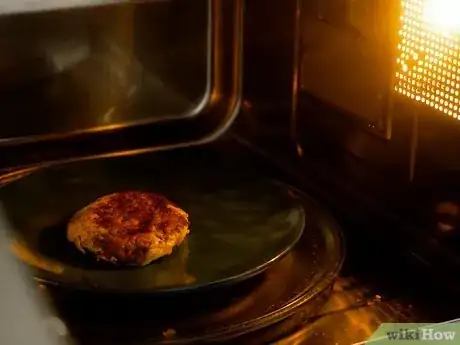 Imagen titulada Reheat a Cheeseburger Step 6