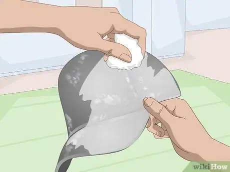 Imagen titulada Clean a Black Hat Step 5