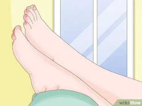 Imagen titulada Treat a Sore Toe Step 1