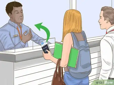 Imagen titulada Go Through U.S. Customs Step 12