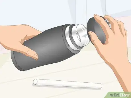 Imagen titulada Clean a Moldy Water Bottle Step 1